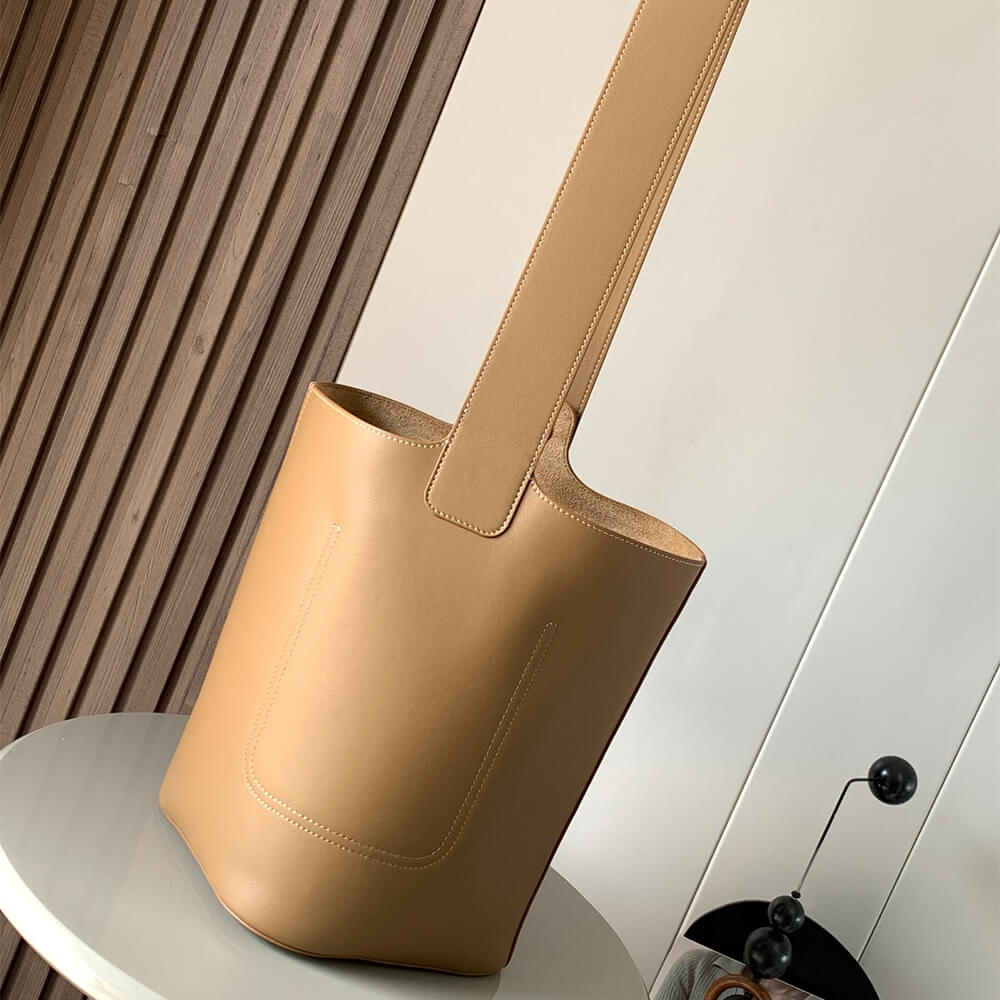 LOEWE Medium Pebble bucket in smooth calfskin(high-end grade)