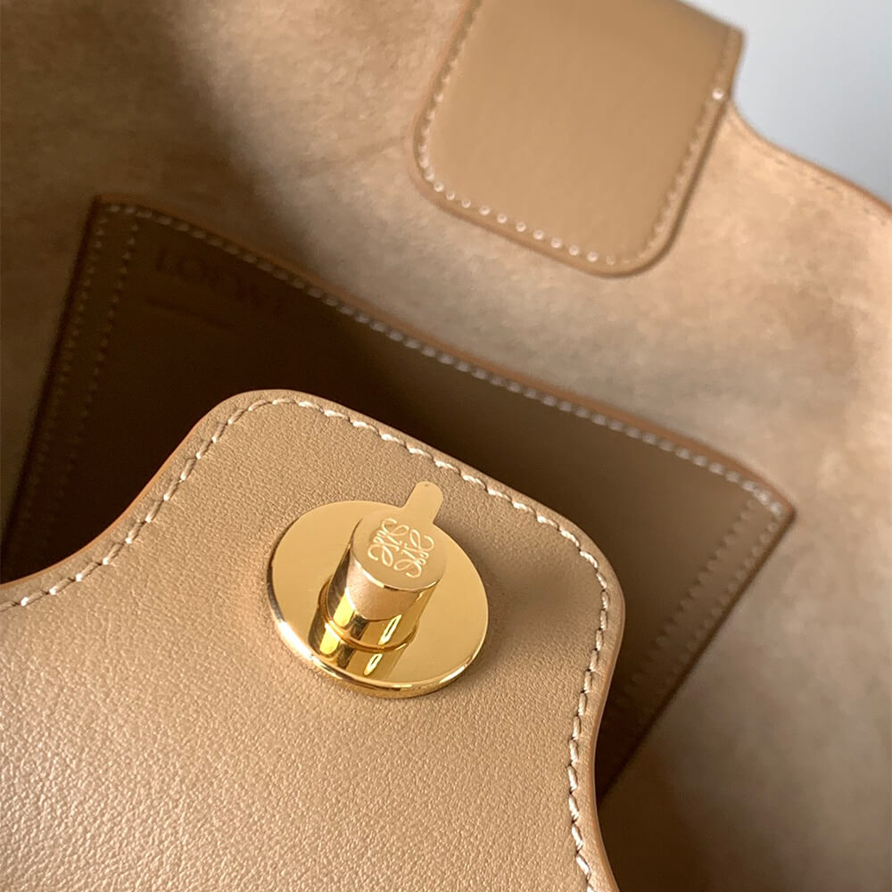 LOEWE Medium Pebble bucket in smooth calfskin(high-end grade)