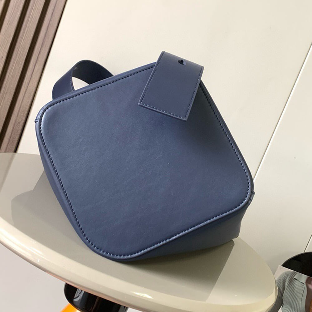 LOEWE Medium Pebble bucket in smooth calfskin(high-end grade)